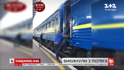 На залізничній станції "Київ-Пасажирський" чоловік ледь не потрапив під поїзд через дії провідника