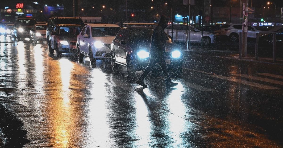 "Погода будет напоминать зимнюю": синоптики призывают водителей быть внимательными из-за гололеда