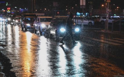 Ожеледиця у Києві: на Русанівці автомобіль не впорався з керуванням і вилетів з дороги, є жертви
