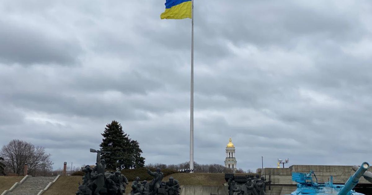 У Києві замінили полотно Головного Прапора на нове