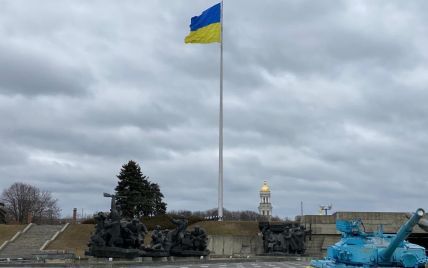 У Києві замінили полотно Головного Прапора на нове