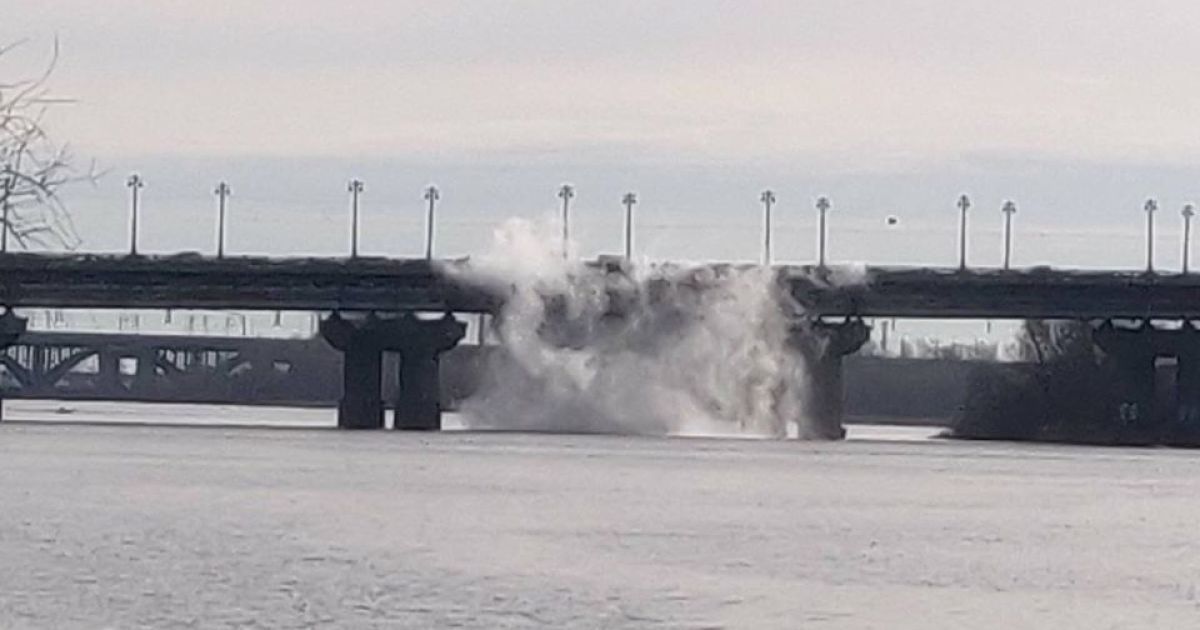 Дніпро у столиці залило окропом, сотні будинків залишилися без води і опалення. Наслідки прориву труби на мосту Патона