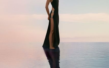 Дженнифер Энистон в откровенном платье "ходила" по воде