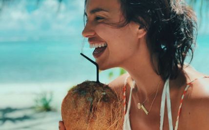 В новом бикини и с кокосом: Ирина Шейк поделилась новым кадром с отпуска