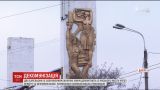 С центрального моста Днепра снимают советские барельефы