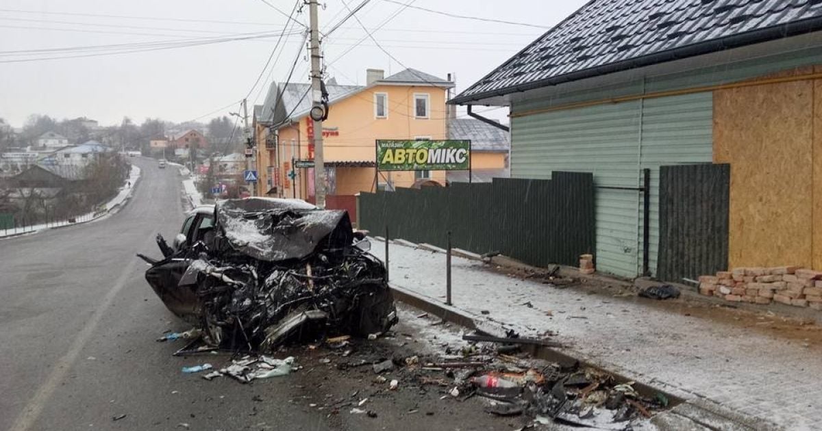 Смертельна ДТП на Буковині: Audi врізалася в магазин, є жертви та поранені