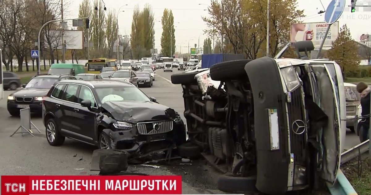 ДТП із 5 постраждалими в Києві: на маршрутці була одночасно літня та зимова гума