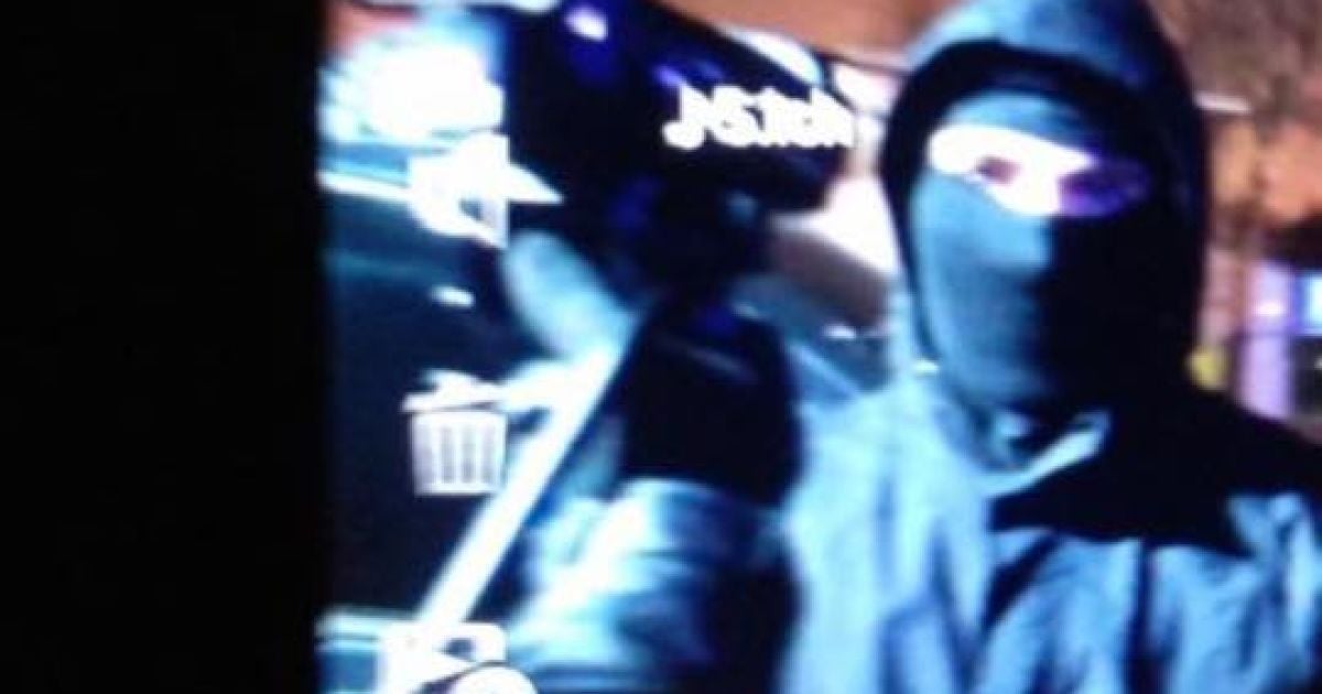 Біля аеропорту "Київ" люди у балаклавах напали на журналістів, які знімали Медведчука