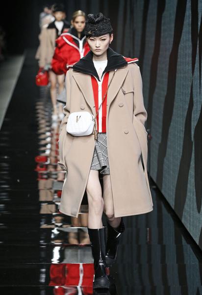 Коллекция Versace прет-а-порте сезона осень-зима 2020-2021 / © East News
