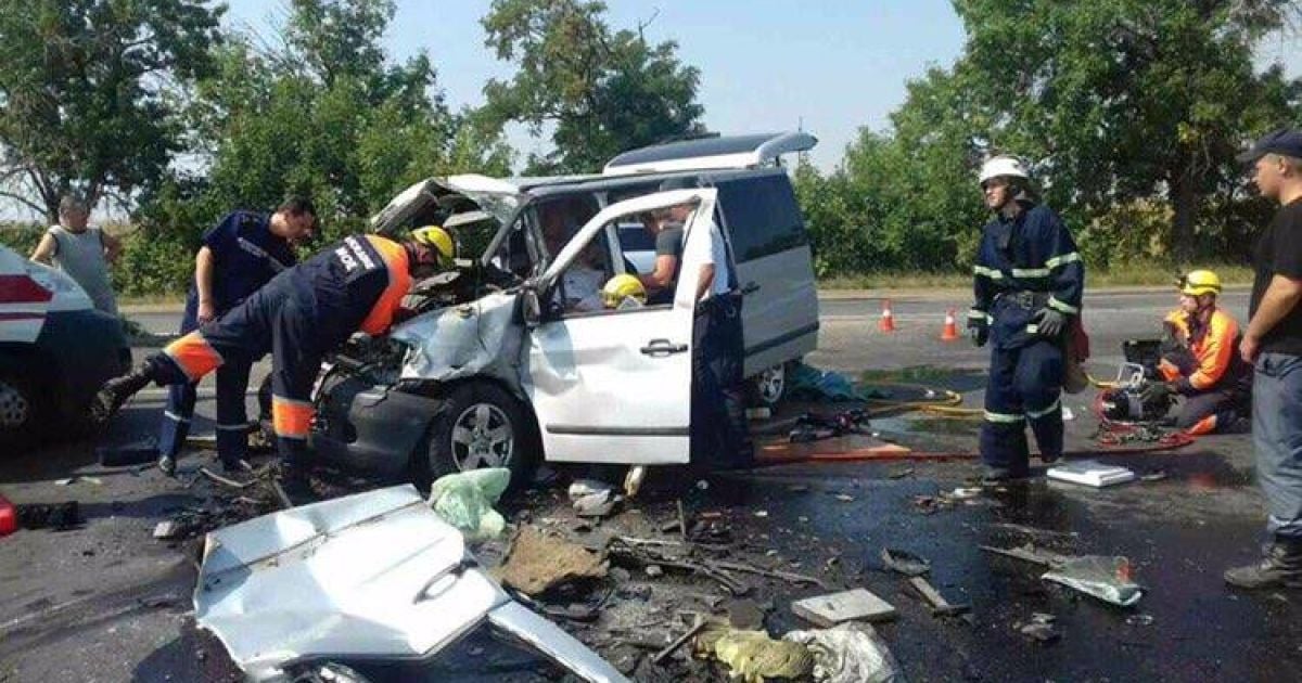 У Миколаєві через зіткнення мікроавтобуса та вантажівки загинули дитина та двоє дорослих