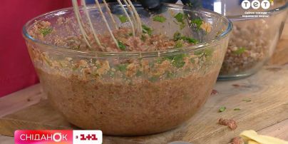 Мужская кухня: Сеничкин и Грубич готовят гречнево-печеночную запеканку
