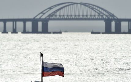 Россияне перевозят военную технику паромной переправой через Керченский пролив