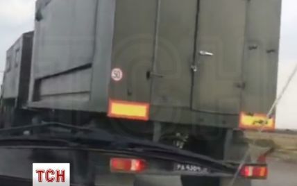 На Донбасс направляется гумконвой вперемешку с военными грузовиками