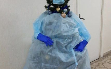 У київській лікарні прикрасили ялинку в "коронавірусному стилі": фото