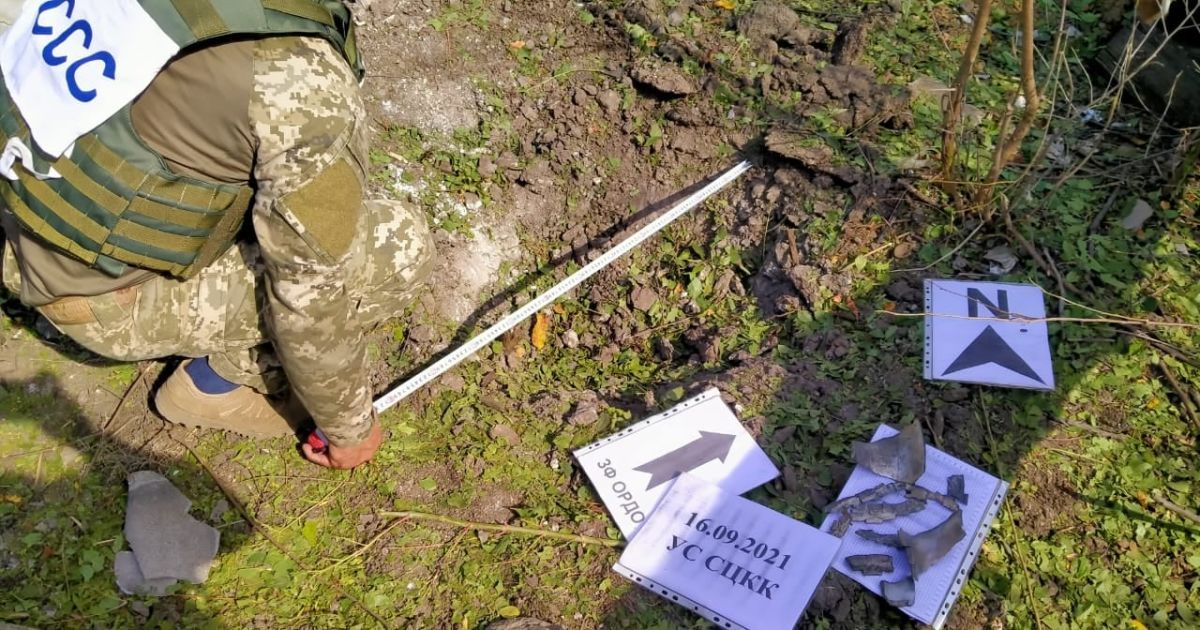 Боевики палят по населенным пунктам на Донбассе: в штабе ООС показали последствия обстрелов Тарамчука (фото)