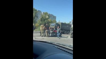 В Луганске оккупанты грузовиком раздавили легковушку