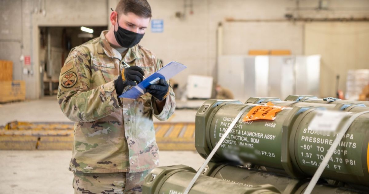 В Украину прибыла вторая партия вооружения от США (фото)