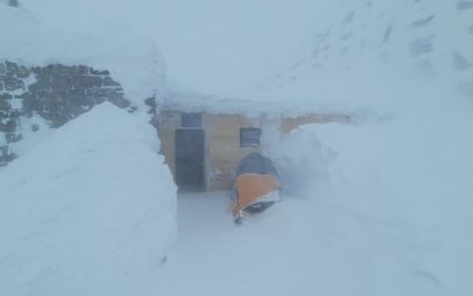 "Зимуємо на повну": у Карпатах мороз до -20°С й обмежена видимість (фото)