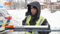 Простые люди с лопатами вышли расчищать дороги, чтобы помочь коммунальщикам