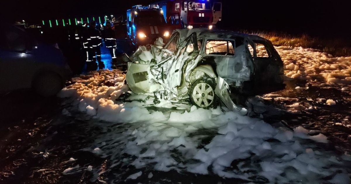 В Черновцах в результате ДТП сгорел автомобиль: погибли двое взрослых и ребенок