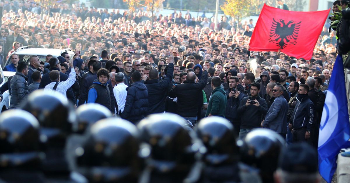 В Албанії мітингувальники штурмували парламент
