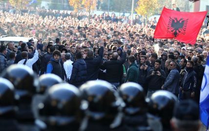 В Албании митингующие штурмовали парламент