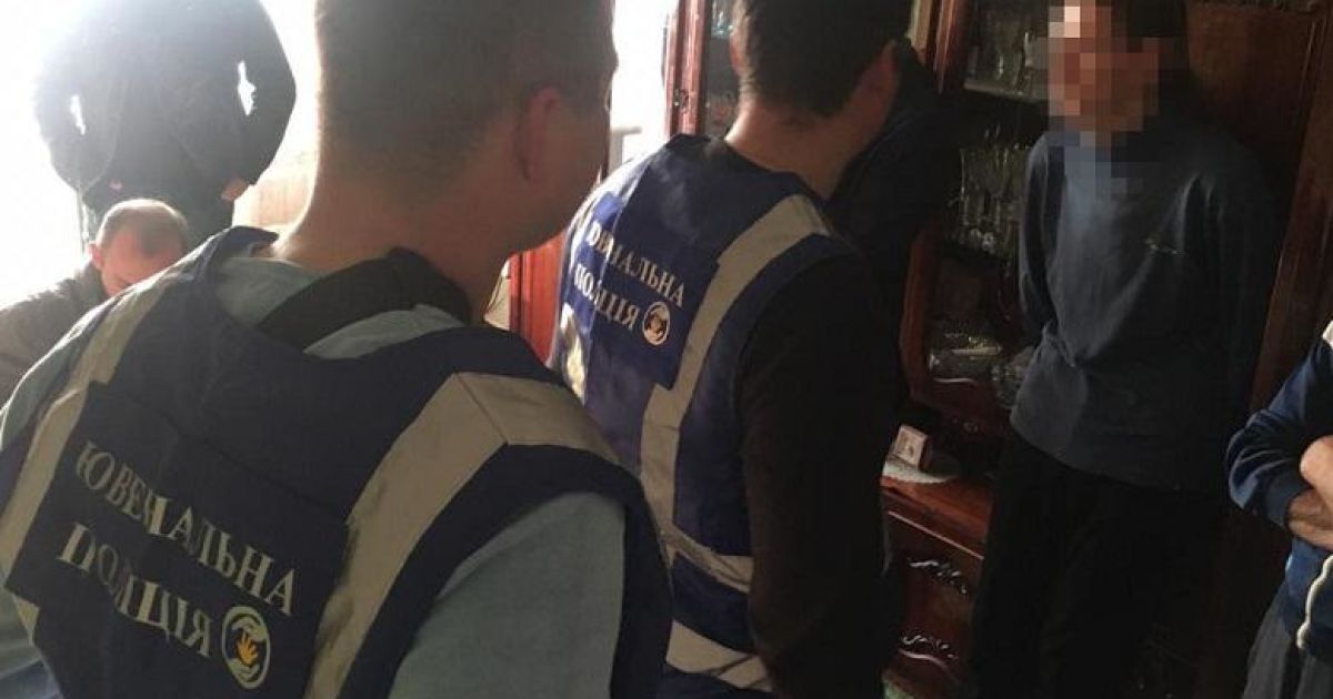 В Киеве поймали мужчину, который развращал детей в помещениях школ