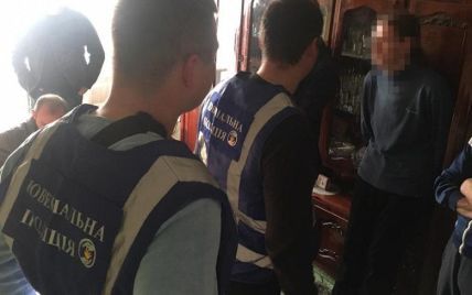 В Киеве поймали мужчину, который развращал детей в помещениях школ