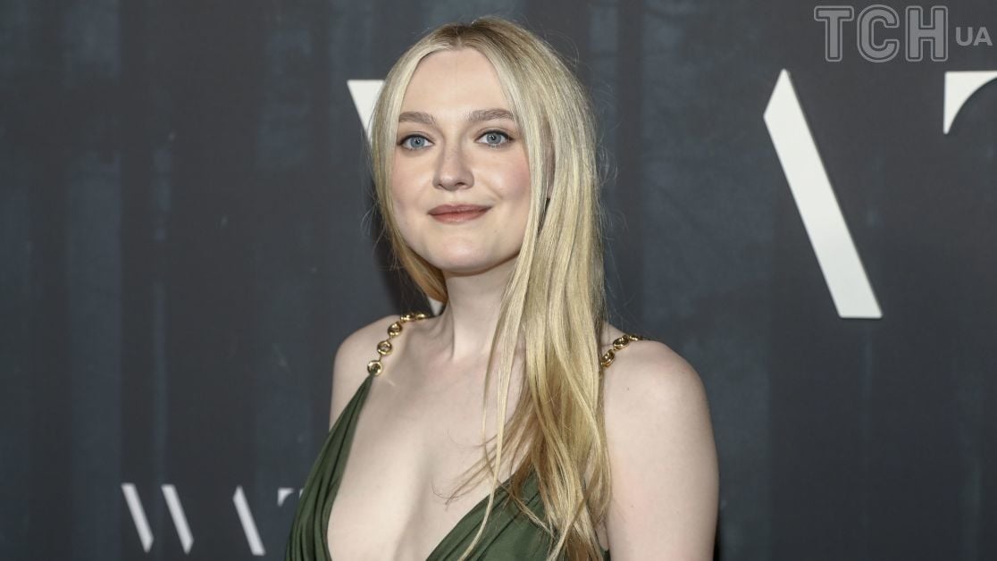 Обнаженная Дакота Фаннинг (Dakota Fanning)