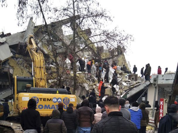 В турецком городе Шанлиурфа в результате землетрясения обрушились по меньшей мере 16 домов.