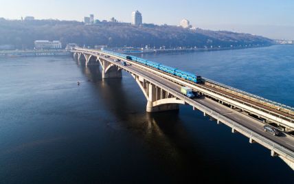 Могут ли вскоре закрыть мост Метро в столице: ответ Киевсовета