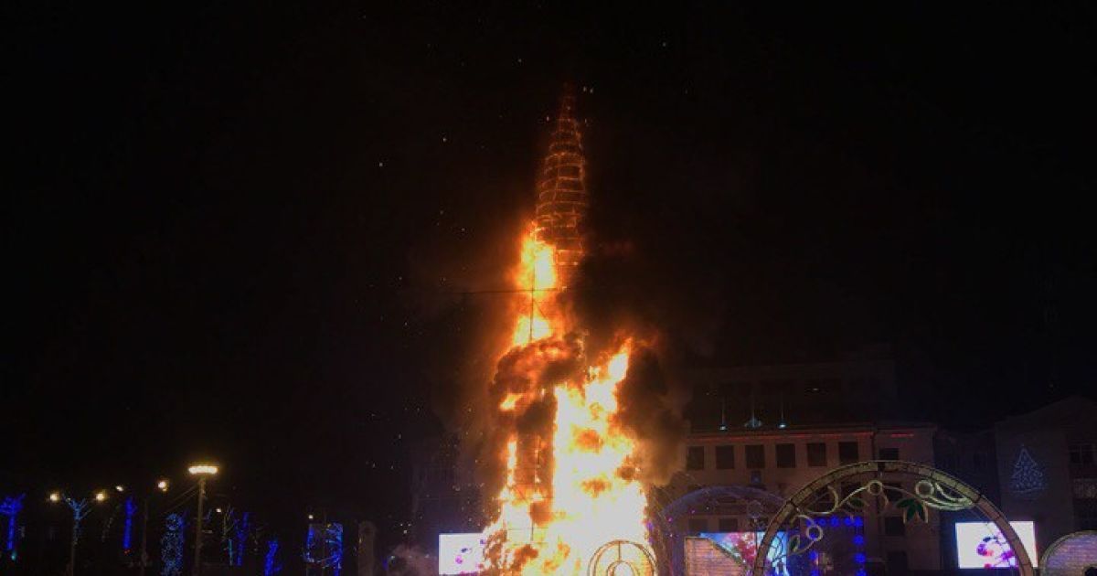 у Южно-Сахалінську згоріла ялинка_1 / © sakhalin.info