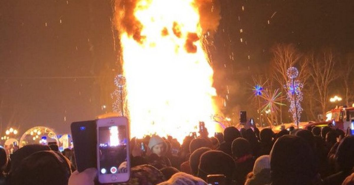 у Южно-Сахалінську згоріла ялинка_7 / © sakhalin.info