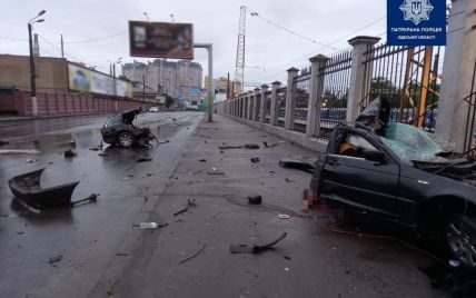 Моторошна ДТП: в Одесі іномарку від удару розірвало навпіл, загинули дві людини (фото, відео)
