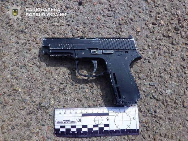 У центрі Києва чоловік з пістолетом накинувся на людей посеред вулиці: деталі