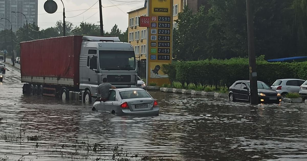 Наслідки негоди у Києві: на автівки попадали дерева, на дорогах утворилися річки