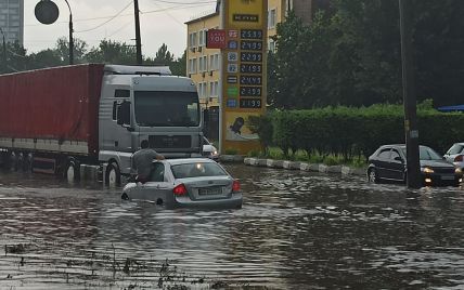 Наслідки негоди у Києві: на автівки попадали дерева, на дорогах утворилися річки