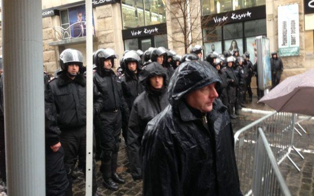 Правоохранители полностью перекрыли Институтскую / © Громадське ТБ