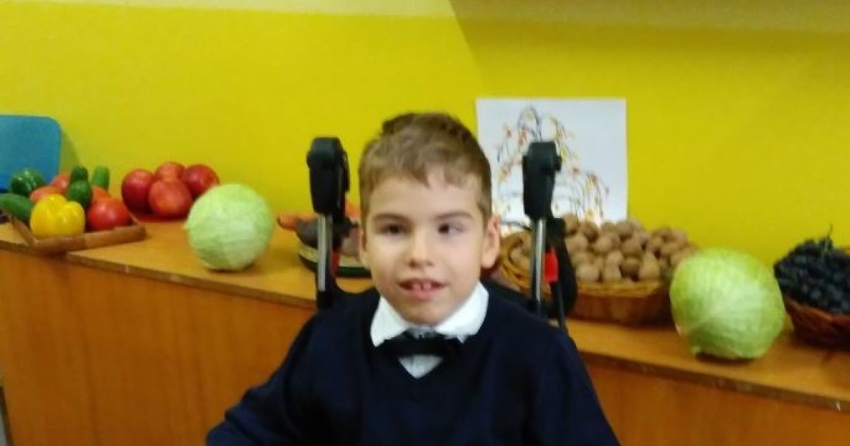 8-річний Олексійко потребує операції, щоб отримати шанс ходити