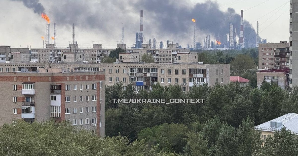 Подолали 2500 кілометрів: дрони атакували Омський НПЗ у Росії (фото, відео)
