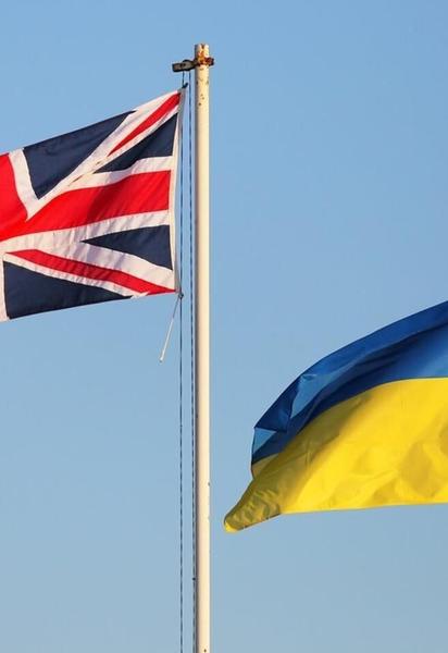 Флаги Украины и Великобритании