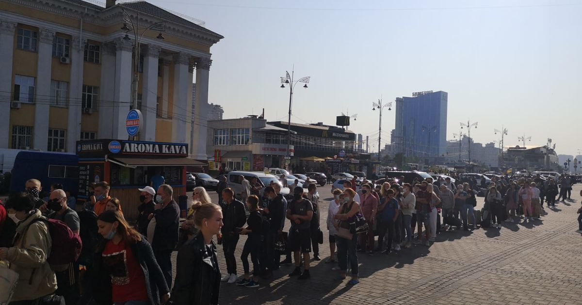 На станции метро "Вокзальная" в Киеве образовалась огромная очередь: что случилось