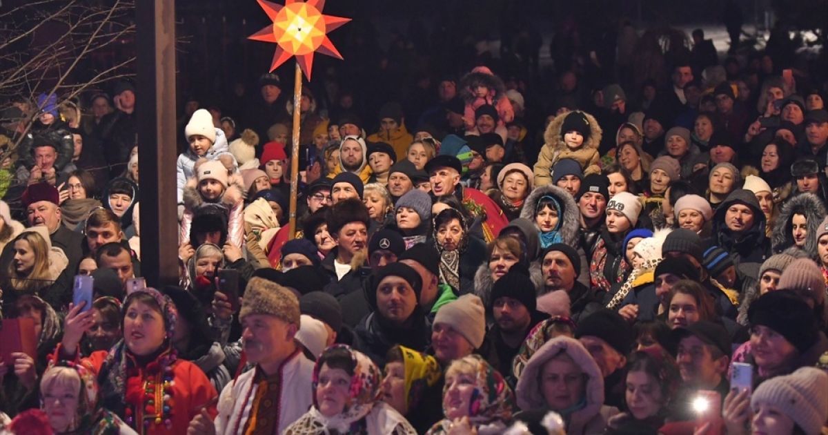 На Прикарпатті майже пʼять тисяч людей гуртом заколядували і встановили рекорд: як це було