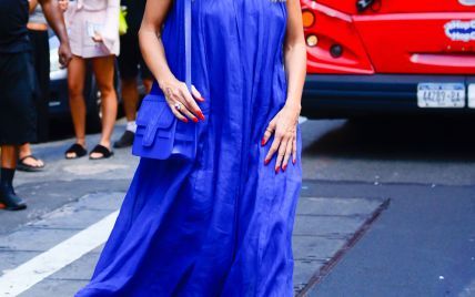 В оттенках синего: яркая Хайди Клум попала в объективы папарацци в Нью-Йорке