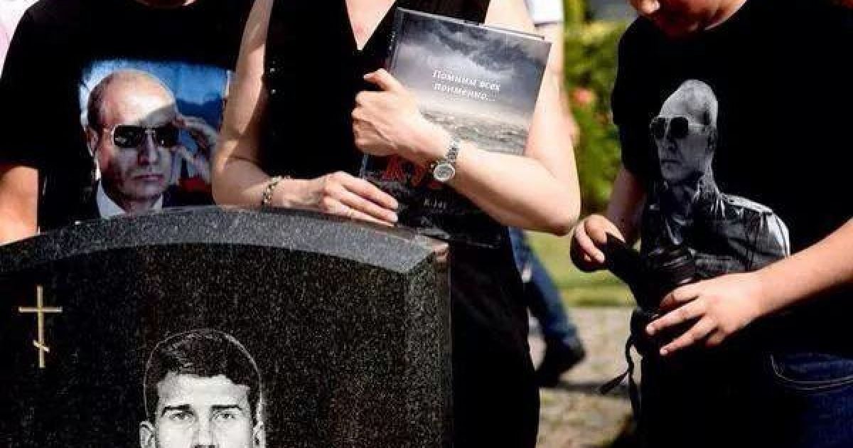 Фотографии с состоявшейся накануне в Санкт-Петербурге панихиды по экипажу "Курска" вызвали скандал в соцсетях