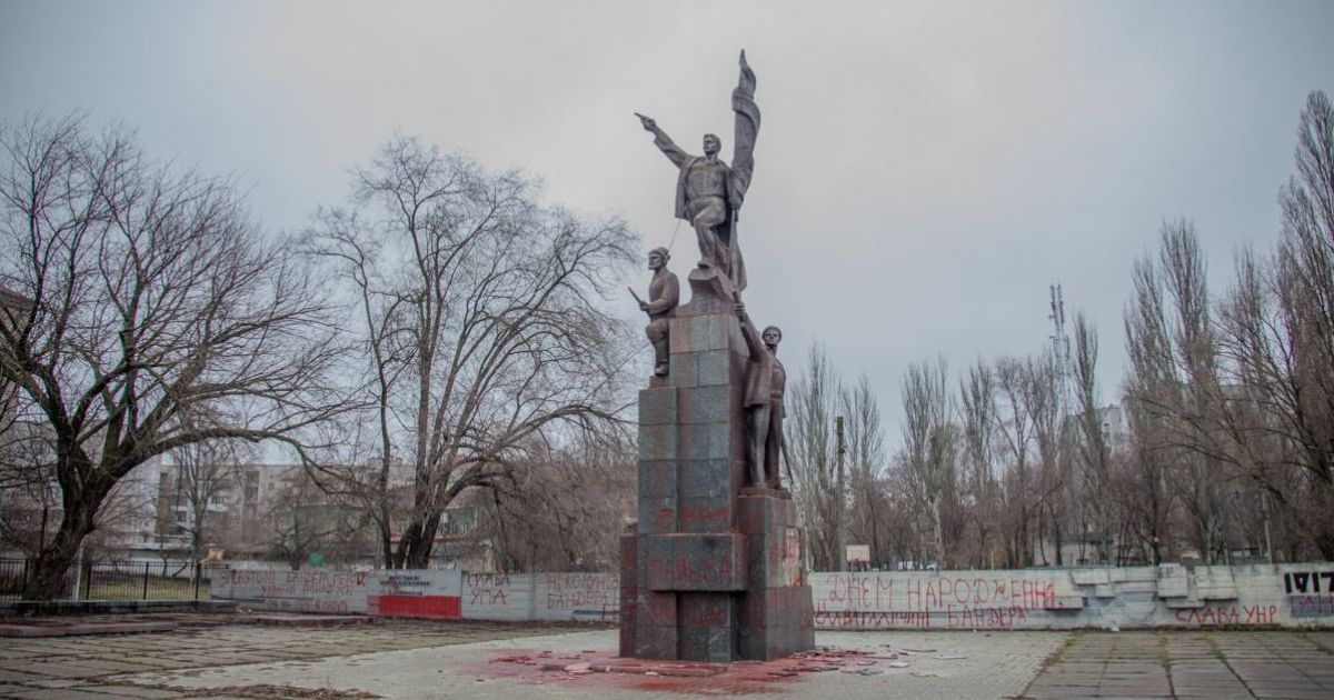 В Днепре неизвестные облили "кровью" памятник коммунарам, накинув удавку на шею чугунном солдату