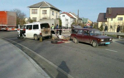На Львівщині мікроавтобус із пасажирами вилетів на зустрічну смугу і протаранив автопоїзд