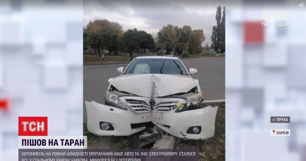 Пошел на таран: в Харькове легковушка влетела в другое авто и сбила столб (видео)