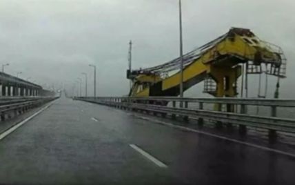З'явилось відео зіткнення плавучого крана з Керченським мостом