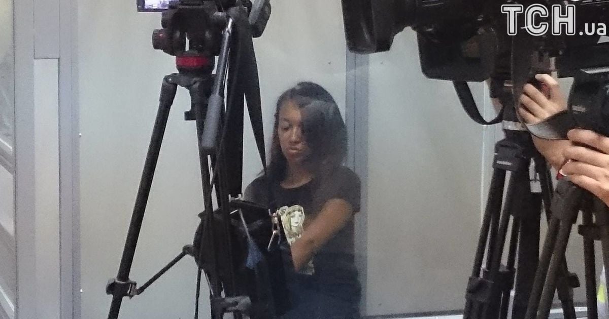 Активистке Femen, которая обнажила грудь на встрече Порошенко и Лукашенко, избрали меру пресечения